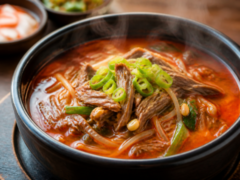 Yukgaejang – koreańska pikantna zupa z szarpaną wołowiną - zdjęcie 1