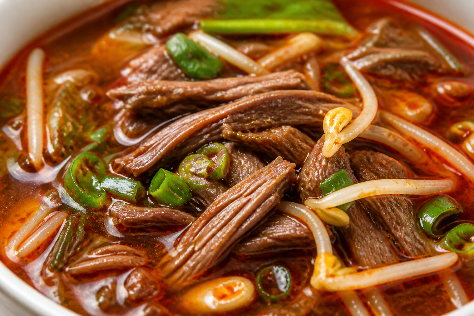 Yukgaejang – koreańska pikantna zupa z szarpaną wołowiną - zdjęcie 4