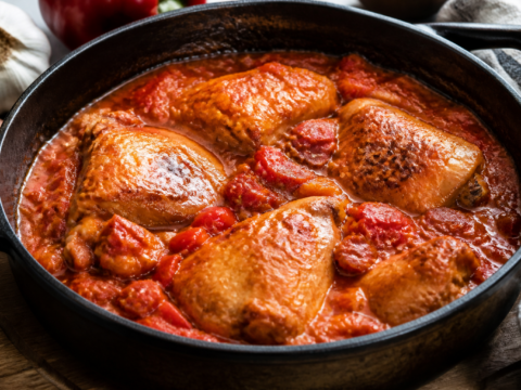 Pollo al chilindrón – aragoński kurczak w sosie z papryki, pomidorów i jamón serrano - zdjęcie 1